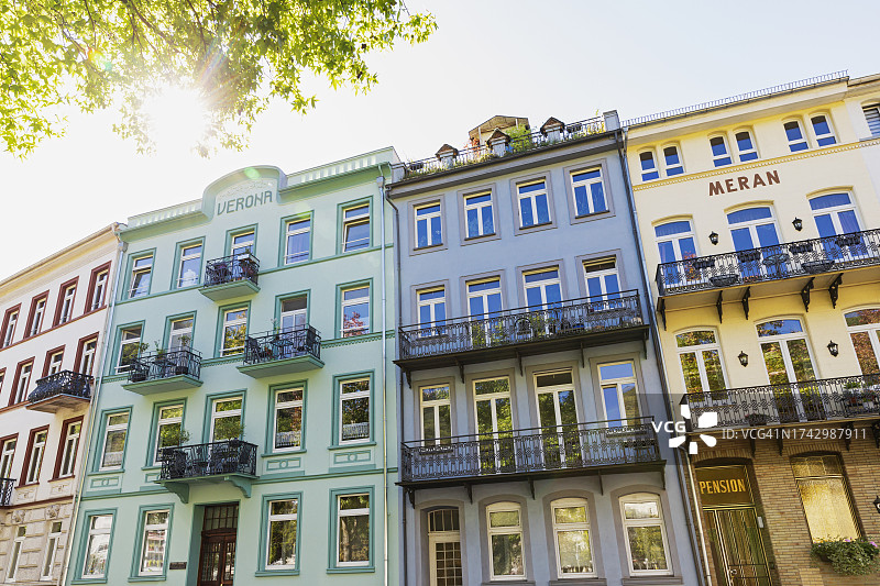 德国莱茵兰-普法尔茨巴特埃姆斯历史悠久的彩色公寓楼图片素材