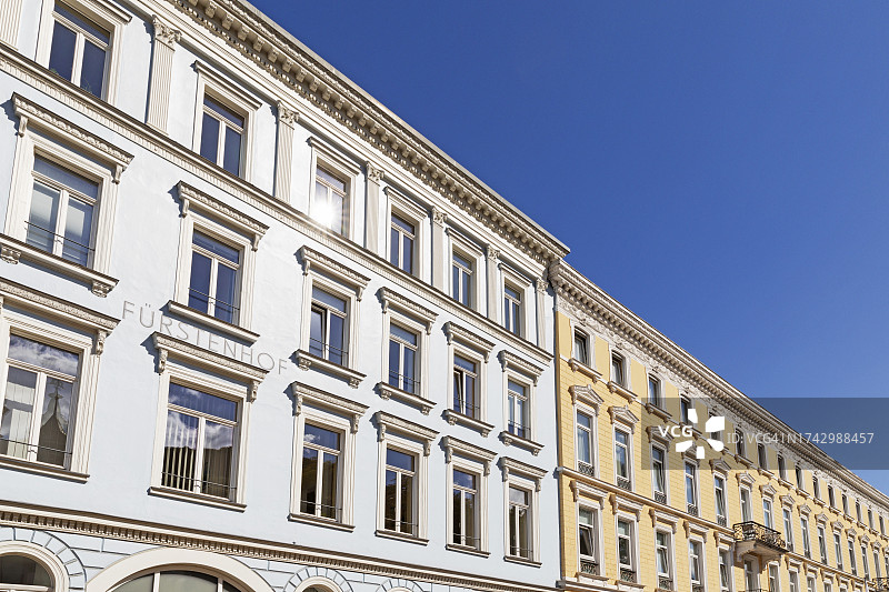 德国莱茵兰-普法尔茨巴特埃姆斯历史公寓楼的成排窗户图片素材