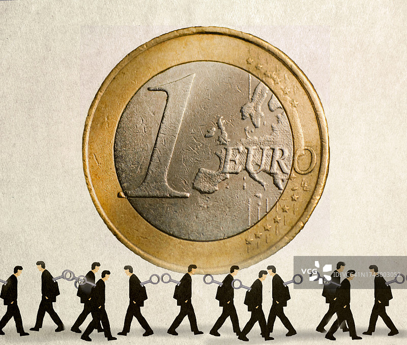 拿着发条钥匙走在超大欧元硬币前的男人插图图片素材