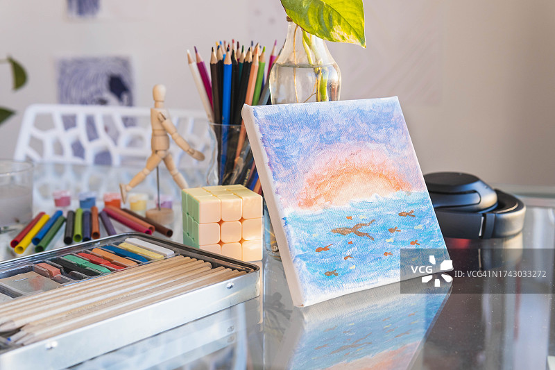 桌上彩色铅笔绘画图片素材