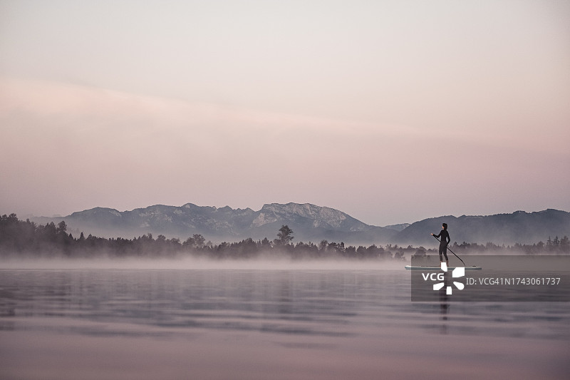 清晨在基尔希湖上划桨的女人，德国巴伐利亚州巴特特尔茨图片素材
