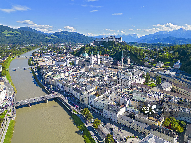 奥地利萨尔茨堡老城鸟瞰图图片素材