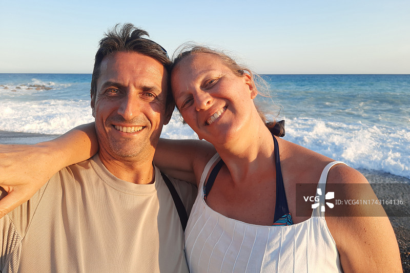 情侣在海滩自拍图片素材