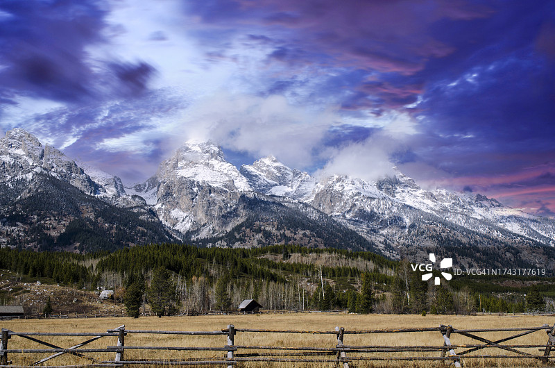 美国怀俄明州大提顿国家公园提顿山脉的壮丽山峰图片素材