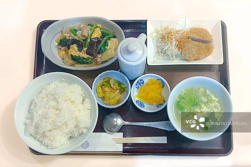 中华风味定食：木耳炒猪肉鸡蛋，炸猪排图片素材