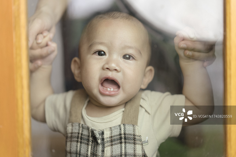 幸福与亲情：亚洲母亲在家中舒适地与孩子们玩耍图片素材