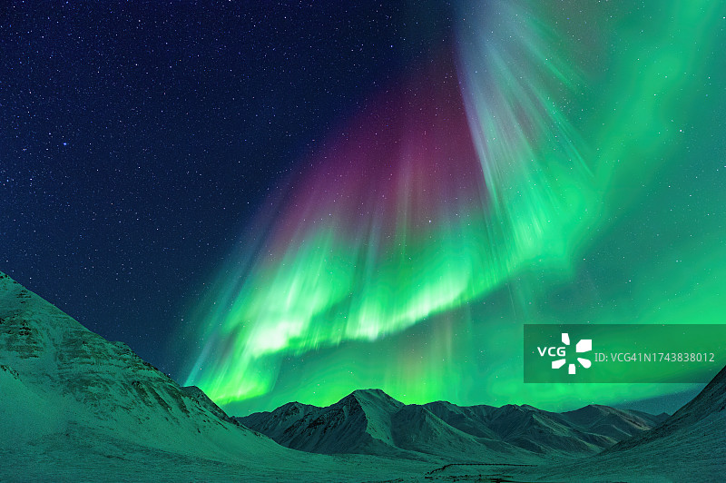 阿拉斯加道尔顿公路阿提甘山口附近的北极光图片素材