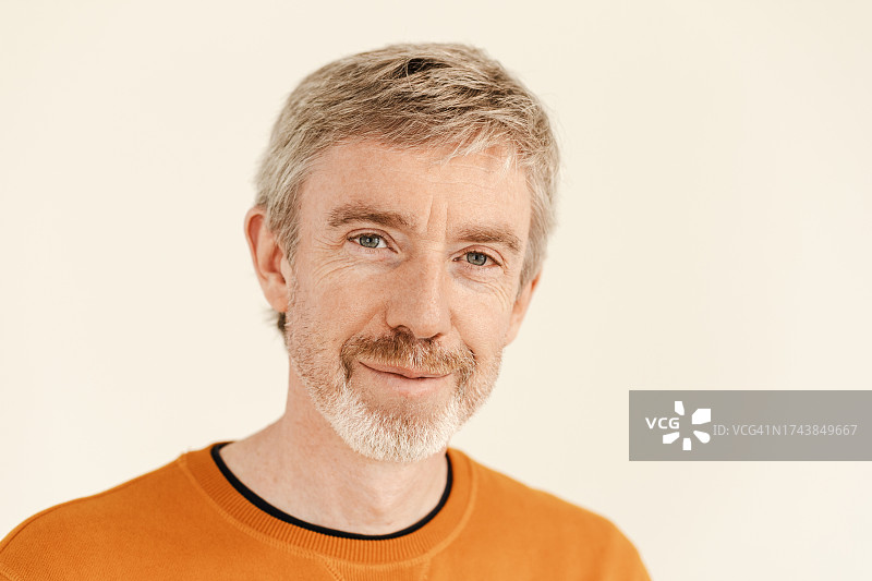 快乐的50岁男人肖像图片素材