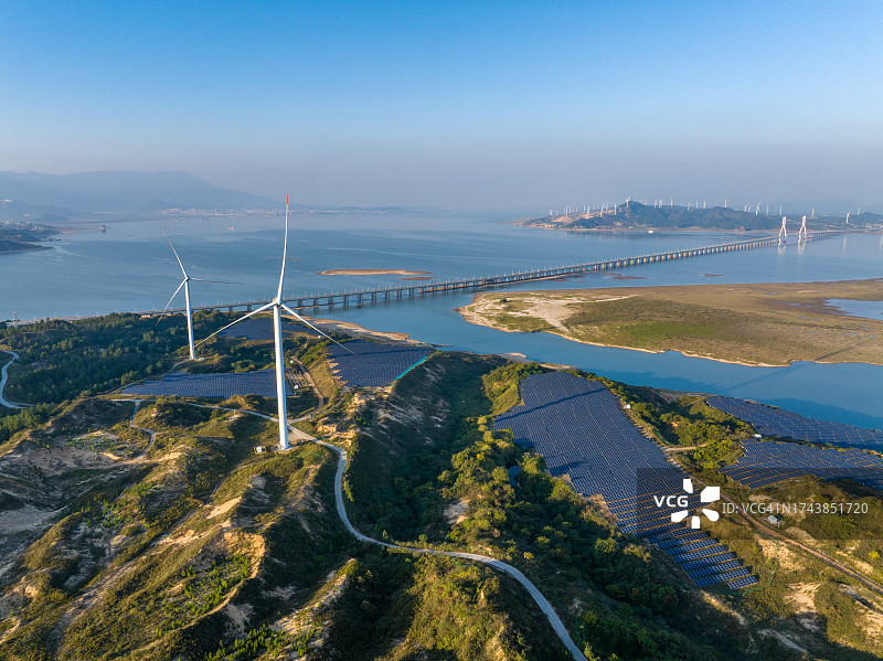 太阳能电池板和风力发电设备图片素材