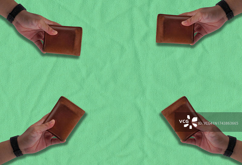 手持绿色背景的皮夹图片素材