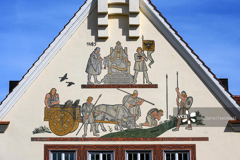 巴伐利亚巴特格罗宁巴赫的市政厅外墙壁画图片素材