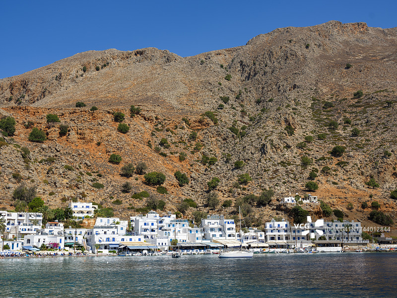 克里特岛乔拉·斯卡菲翁的无车小镇卢特罗坐落于岩石山下图片素材