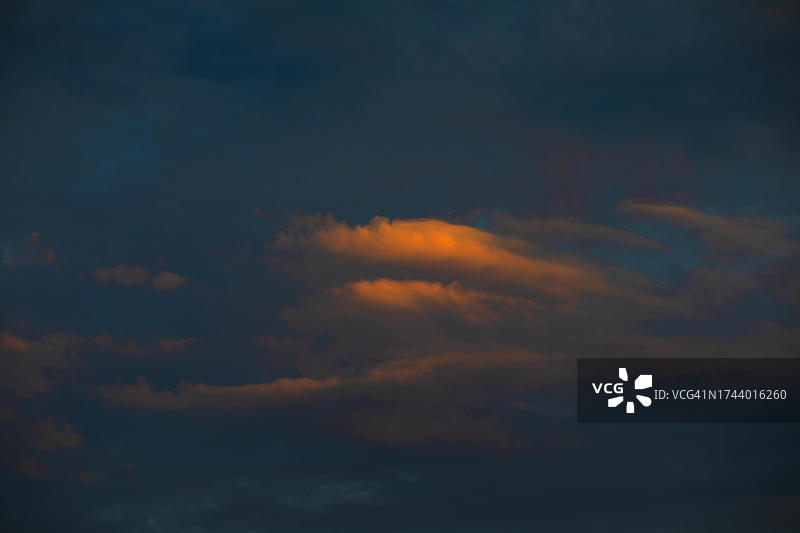 奥地利上奥地利邦的戏剧性红色黄昏云景图片素材