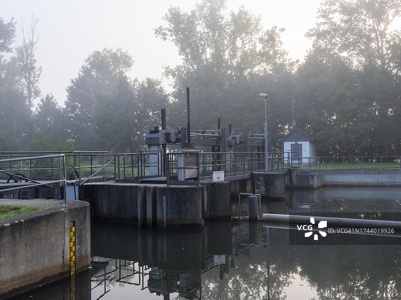 德国勃兰登堡州施普雷瓦尔德施莱普齐格的施普雷河上的堰和水闸图片素材