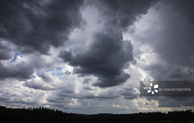 奥地利上奥地利州的壮丽积云、雷雨云图片素材