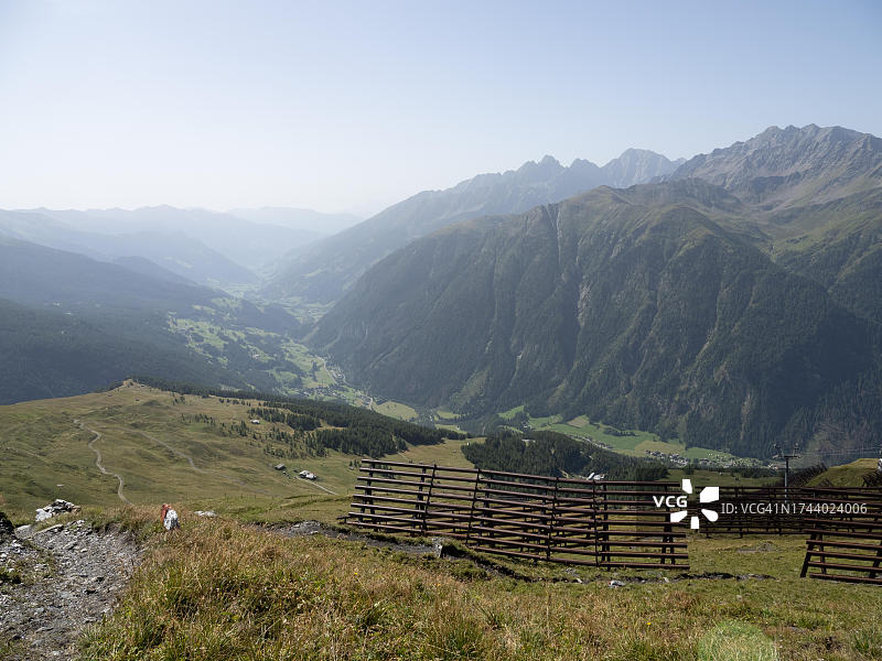 从沙雷克山眺望默尔塔尔山谷,前方有雪崩屏障,靠近奥地利克恩顿州大格洛克纳山国家公园海利根布卢特图片素材