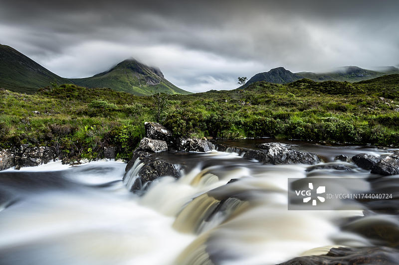 斯凯岛斯利加坎河和库林山脉风光图片素材