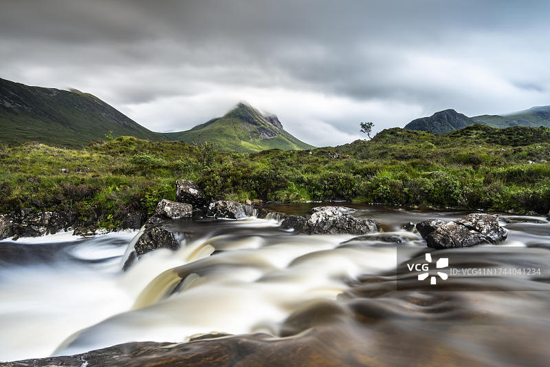 斯凯岛斯利加坎河和库林山脉风光图片素材