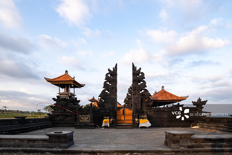 印度尼西亚巴厘岛的印度教寺庙，清晨美丽的日出图片素材