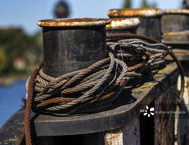 柏林鲁梅尔斯堡湾旧驳船的细节照片，德国柏林图片素材