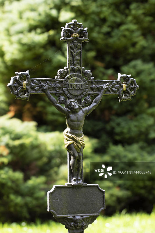 奥地利萨尔茨堡圣塞巴斯蒂安墓地和圣彼得教堂的十字架图片素材