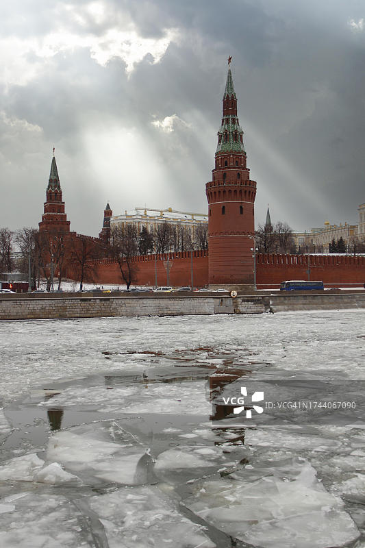 莫斯科克里姆林宫旁的冰封莫斯科河图片素材