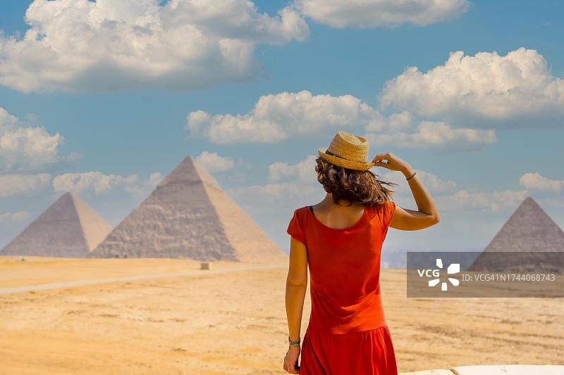 在埃及开罗吉萨金字塔群游览的年轻游客图片素材