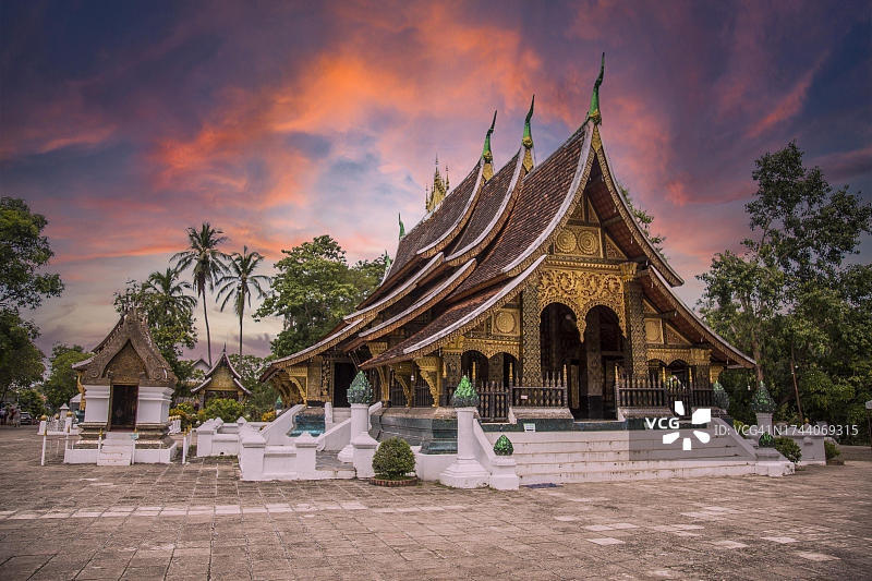 老挝琅勃拉邦一座美丽寺庙的迷人夏日日落图片素材