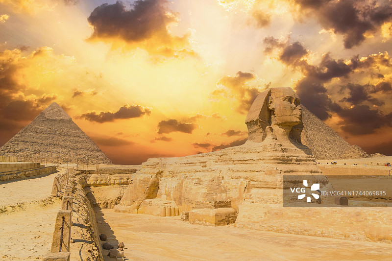 吉萨大狮身人面像和吉萨金字塔（埃及开罗）图片素材