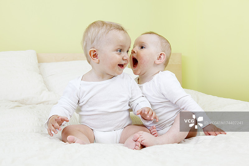 婴儿对着朋友喊叫图片素材