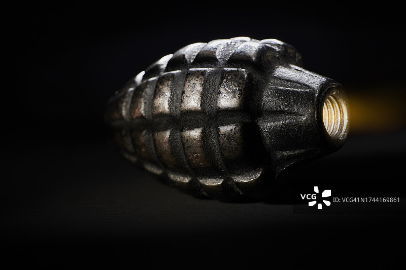 黑色背景上的真实手榴弹艺术摄影图片素材