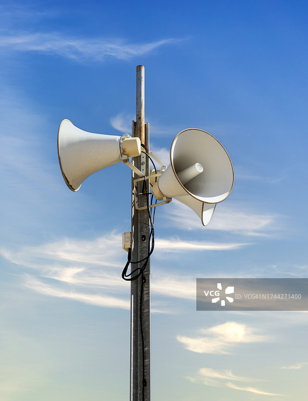 日落清真寺旁祈祷扬声器杆图片素材