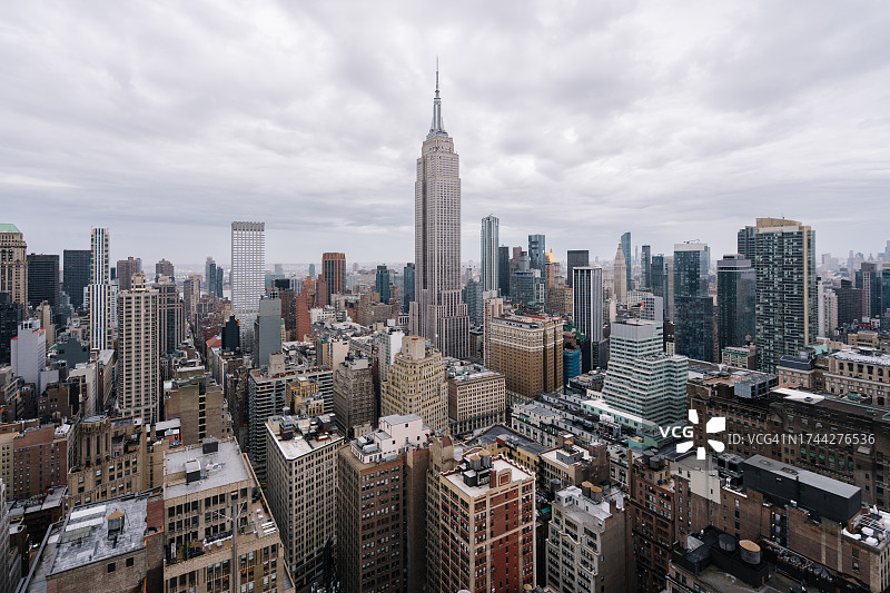 阴天下的纽约市鸟瞰图片素材