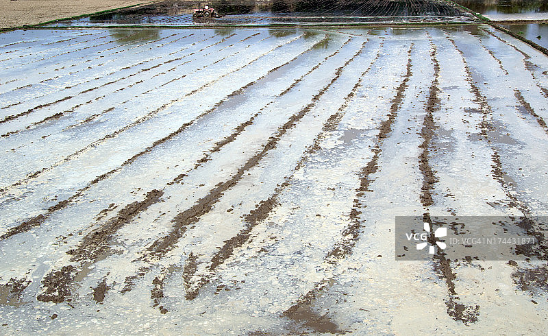 农民用拖拉机犁地图片素材