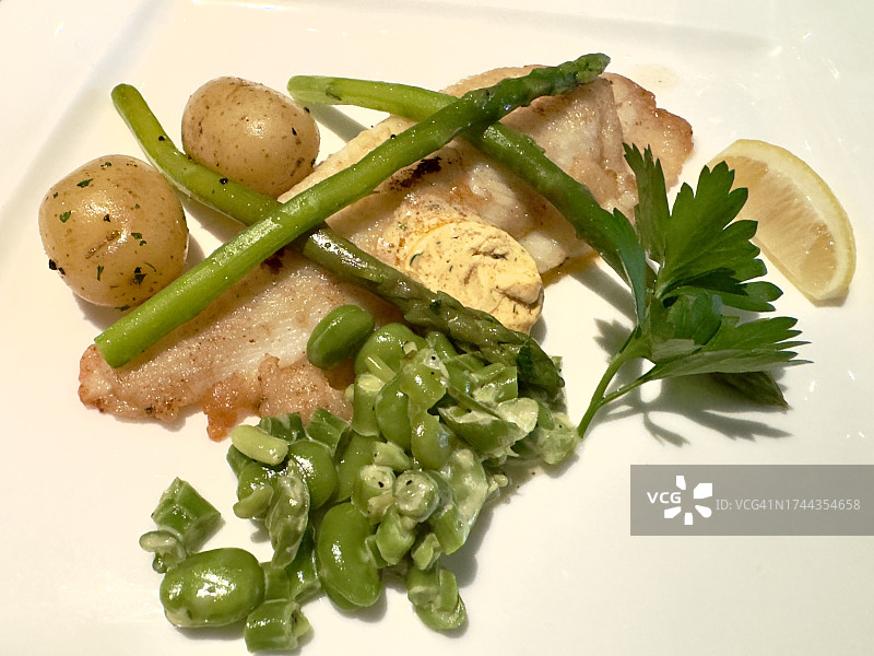 奶油酱海鲜，配蔬菜和奶油酱图片素材