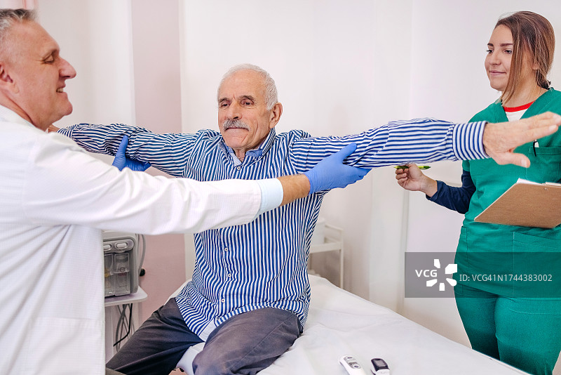 老人在医院看医生图片素材