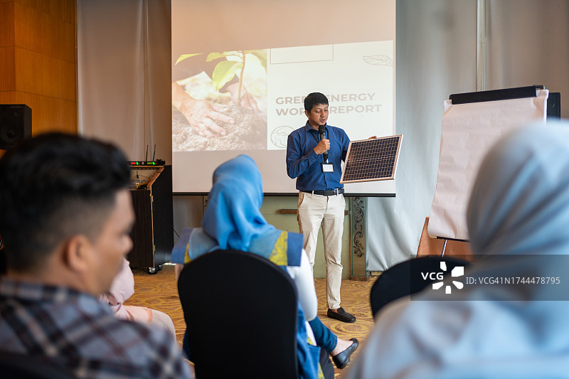 商务人士在会议上演讲图片素材