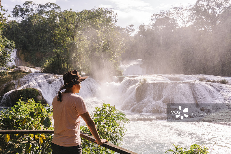 男子从观察点观赏阿瓜azul瀑布图片素材