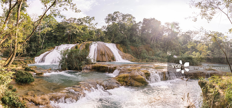 蓝色瀑布与树木背景图片素材