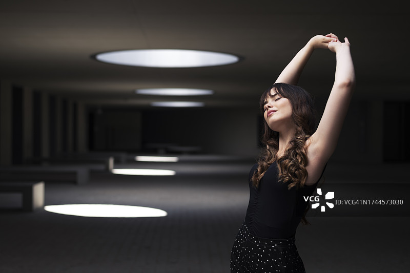 年轻女子在地铁里伸展手臂图片素材