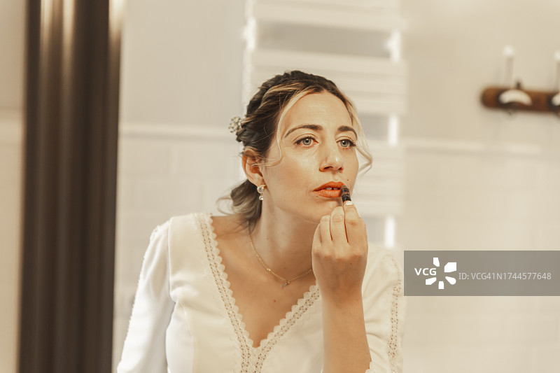 新娘在家照镜子涂口红图片素材