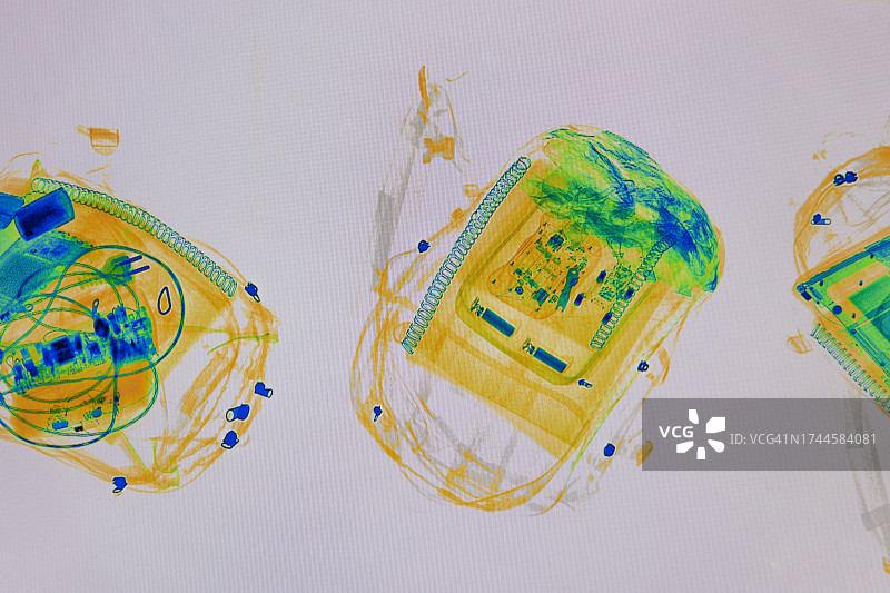 机场安检时X光安检仪扫描背包图片素材