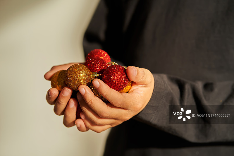 儿童手拿圣诞树玩具图片素材