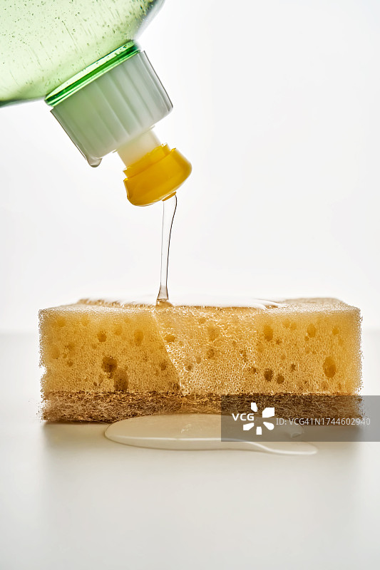 凝胶状家用化学品倒在海绵上图片素材