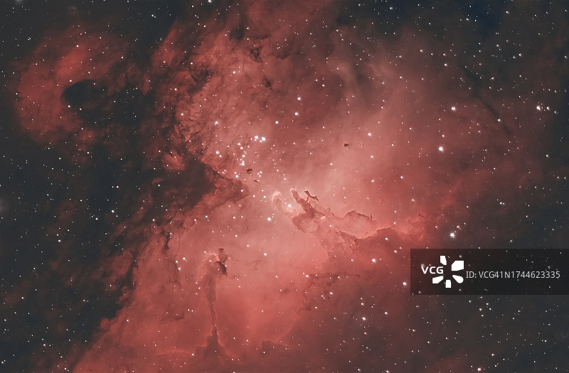 巨蛇座星群中鹰星云的景色图片素材