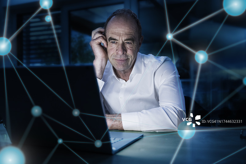 办公室里使用笔记本电脑的沉思商人与连接点的数字合成图像图片素材