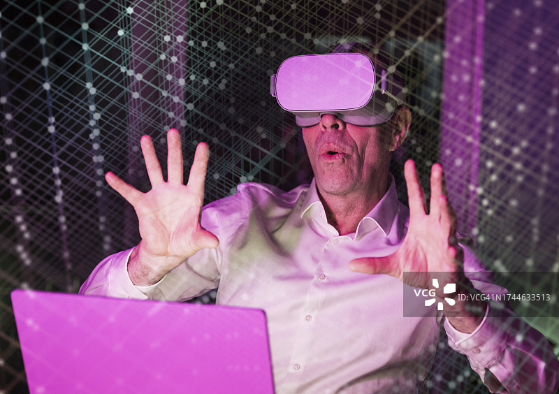 使用带图形用户界面的虚拟现实模拟器的商人图片素材