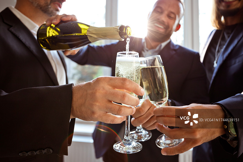 庆祝成功的商人图片素材