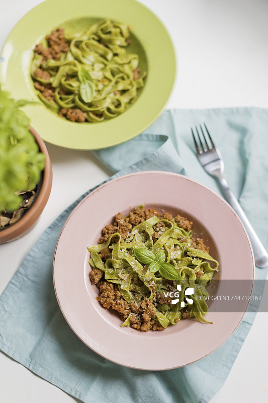 菠菜意式细面配博洛尼亚肉酱和罗勒叶图片素材