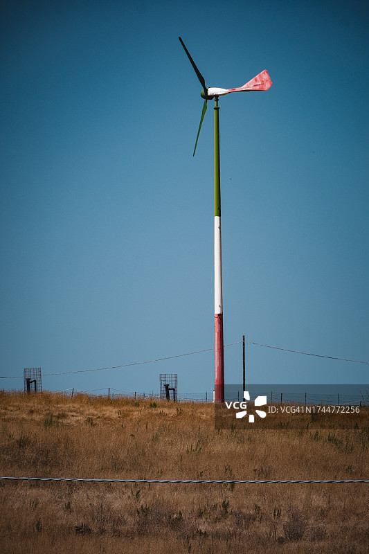 山丘上的风塔，清洁能源图片素材